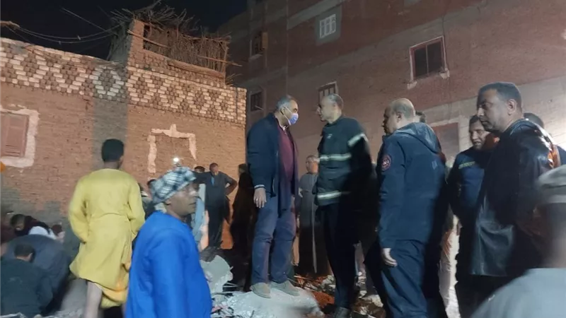 محافظ أسيوط يتفقد موقع المنزل المنهار بالفتح - صور
