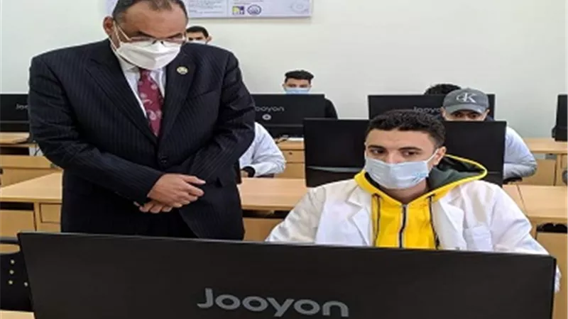 رئيس جامعة بني سويف التكنولوجية يتفقد سير الامتحانات