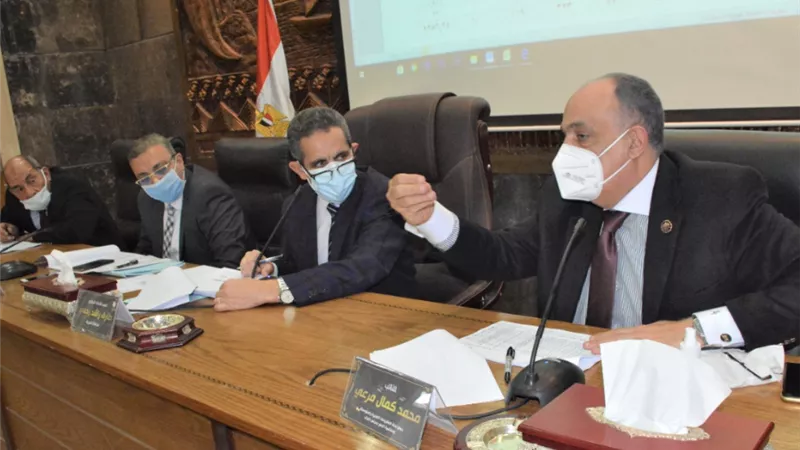 محافظ الغربية ونواب المحلة يناقشون المشروعات المنفذة بالمدينة..صور