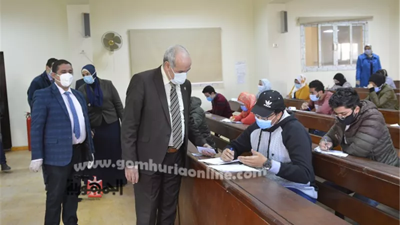 رئيس جامعة الفيوم يتابع امتحانات الفصل الدراسي الأول