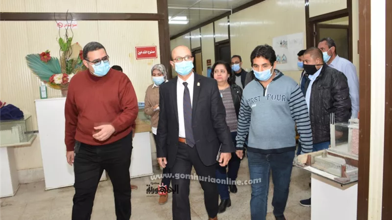نائب رئيس جامعة أسيوط يتابع أعمال امتحانات الدراسات العليا فى يومها الأول بكلية الفنون الجميلة
