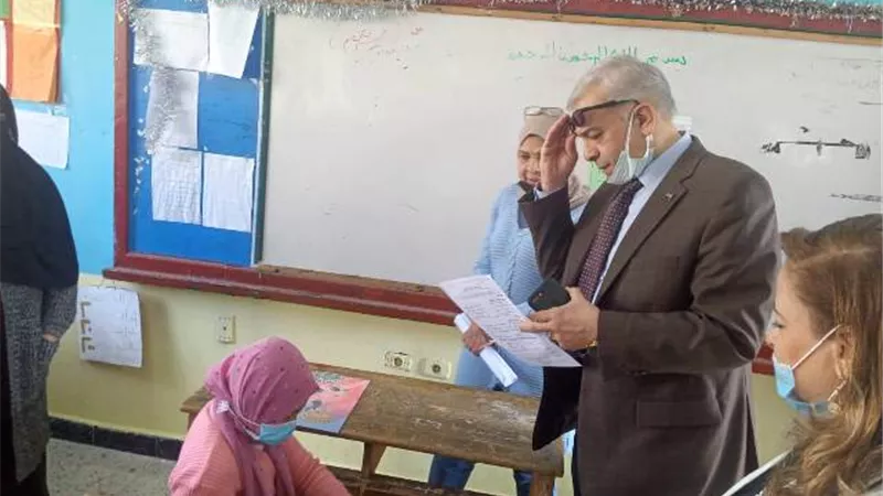 مدير تعليم الإسماعيلية يتفقد لجان امتحانات نصف العام ويشيد بالإجراءات الإحترازية.صور