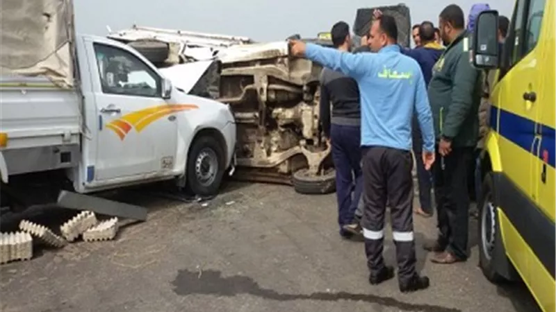 مصرع شخص وإصابة أخرين في حادث تصادم سيارتين نقل بطريق السويس القاهرة