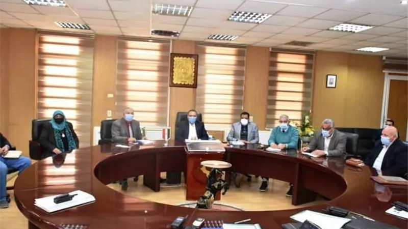 محافظ الشرقية يترأس اجتماع المجلس التنفيذي ويشدد على متابعة التزام أصحاب المحال الصناعية والورش بمواعيد الغلق المحددة لهم