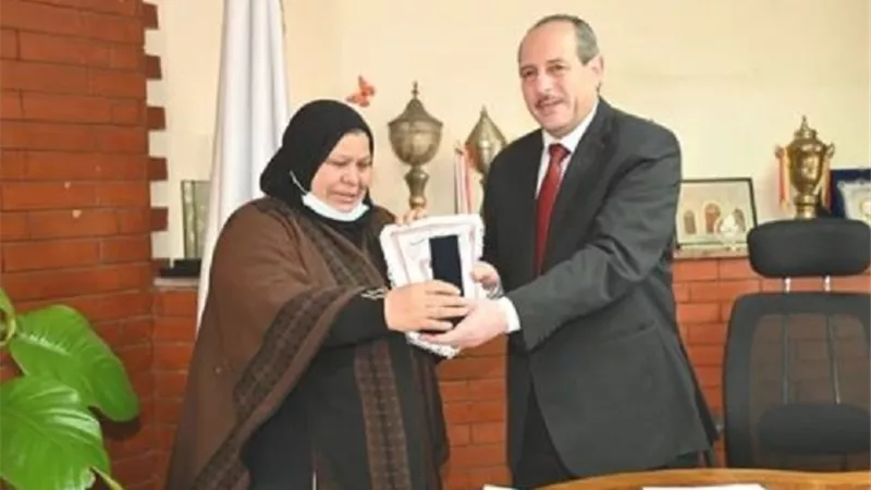عشق الكيان.. سيدة تتبرع بقرطها الذهبى لنادى الزمالك