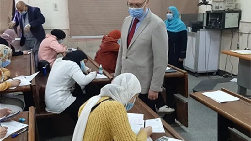 بدء إمتحانات الفصل الدراسى الأول بتجارة عين شمس..صور