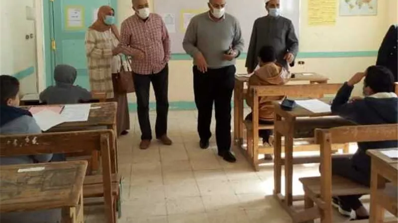 مدير المنطقة الأزهرية بجنوب سيناء يتابع امتحان الشهادة الابتدائية.. بالصور