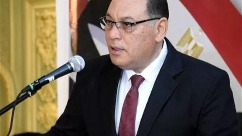 محافظ الشرقية يشدد على : التزام المحال بمواعيد الغلق