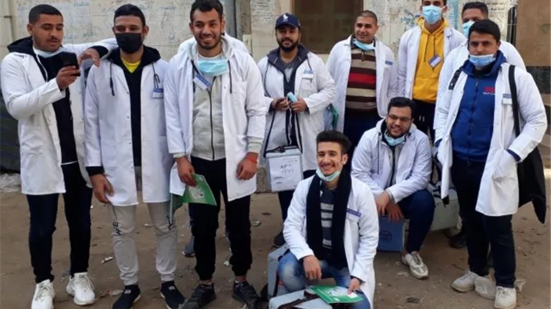 رئيس جامعة الزقازيق يشيد بطلاب التمريض فى الحملة القومية للتطعيم.. بالصور