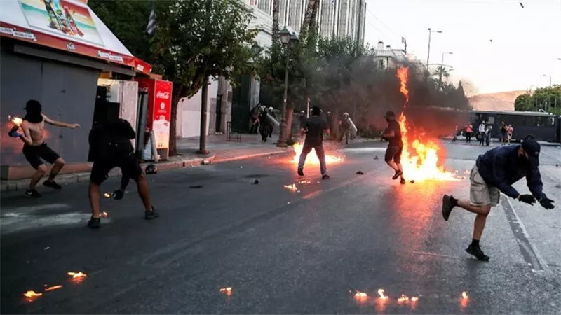 هجوم بالقنابل على شرطة أثينا