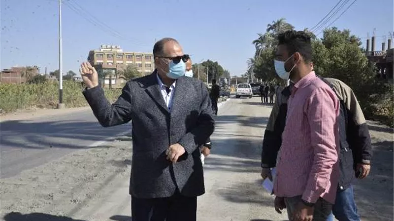 محافظ أسيوط يتفقد أعمال رصف طريق 