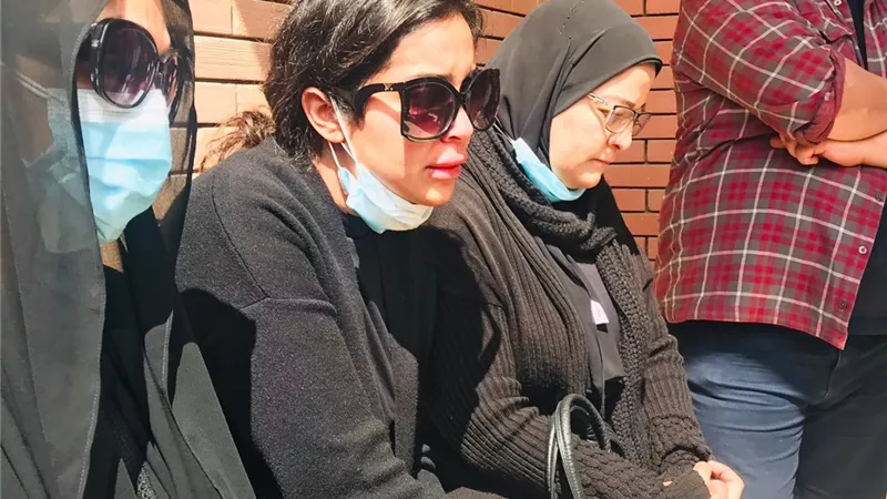 انهيار هستيرى لابنة الراحل يوسف شعبان اثناء تشيع الجنازة.. صور