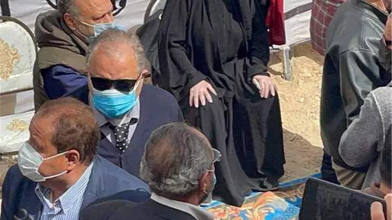 اشرف زكى يودع الراحل يوسف شعبان بمقابر العائلة