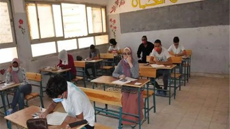 طلاب الصف الرابع الابتدائى يؤدون امتحانات التيرم الاول