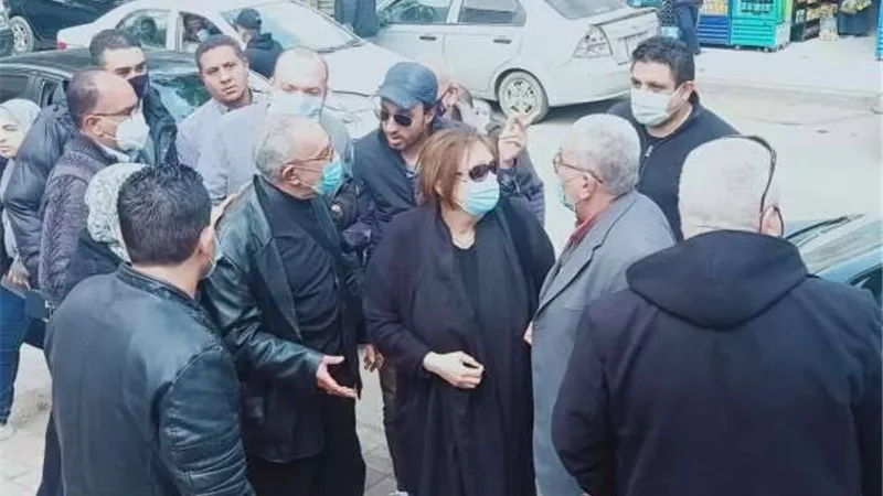 انهيار زوج الفنانة احلام الجريتلى فور وصول الجثمان.. صور