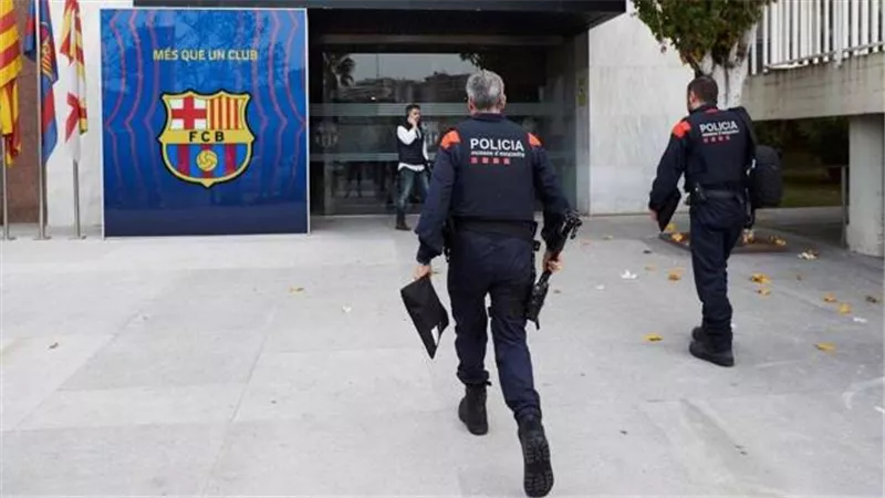 الشرطة الإسبانية تداهم مقر برشلونة