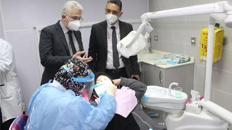 نائب رئيس جامعة طنطا يتفقد لجان الامتحانات بـ «طب الأسنان والصيدلة»