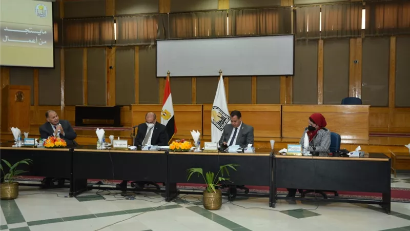 رئيس جامعة أسيوط يهيب بعمداء الكليات العمل على تقديم التيسيرات اللازمة للطلاب وتطبيق الإجراءات الوقائية خلال سير الامتحانات