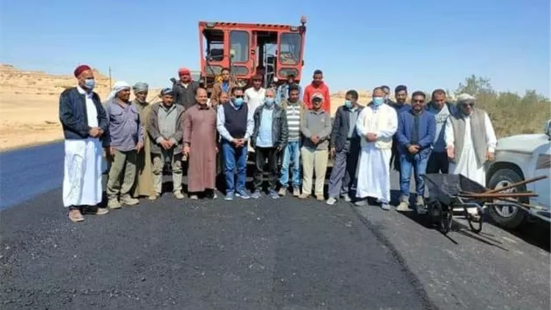 استمرار العمل فى رصف وتطوير مدخل طريق سيوة.صور