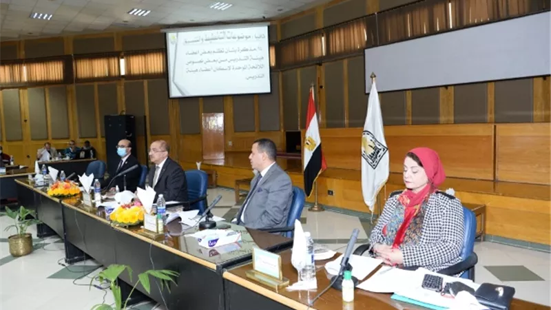 رئيس جامعة أسيوط يوجه التهنئة لثلاثة عمداء جدد بمجلس الجامعة