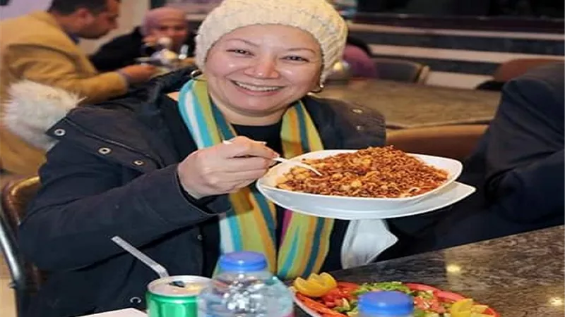 انتصار تنشر صورة جديدة بأحد محلات الكشري.. وتعلق: 