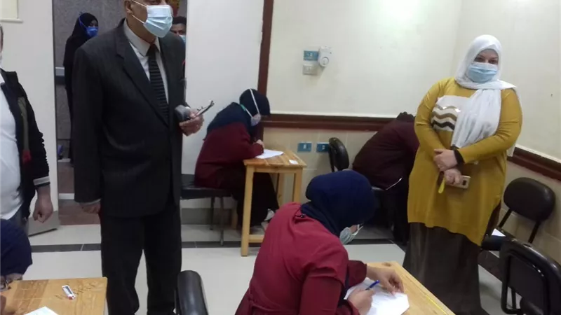 مدير التأمين الصحى ببنى سويف يتفقد أمتحانات المعهد الفنى للتمريض