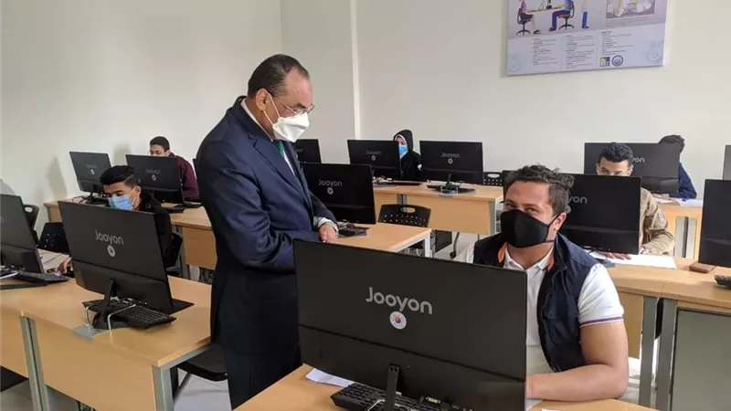 رئيس جامعة بني سويف التكنولوجية يتفقد امتحانات برنامج تكنولوجيا المعلومات