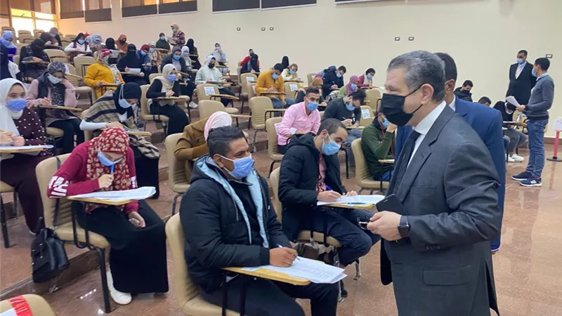 رئيس جامعة مطروح يواصل يتفقده للجان امتحانات الفصل الدراسي الأول