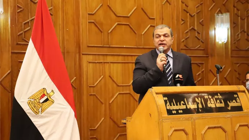 وزير القوى العاملة ومحافظ الإسماعيلية يسلمان 3479 بوليصة تأمين تكافلي للعمالة غير المنتظمة