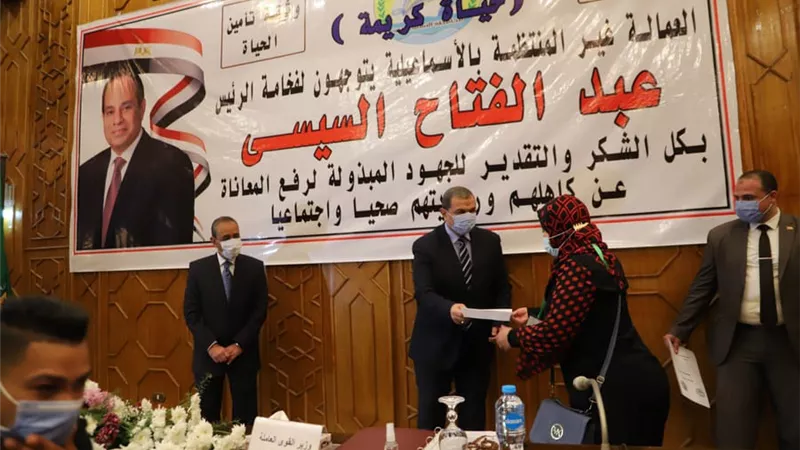 سعفان ومحافظ الإسماعيلية يسلمان 52 عقد عمل لذوي الهمم والعزيمة