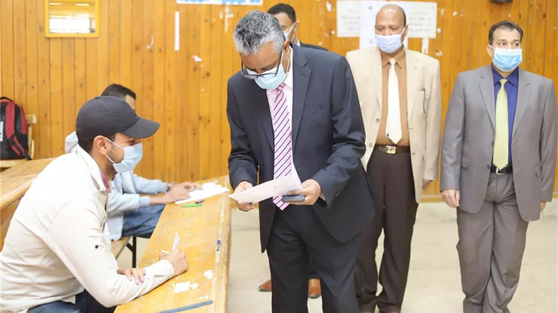 رئيس جامعة جنوب الوادي يواصل تفقد سير لجان الامتحانات