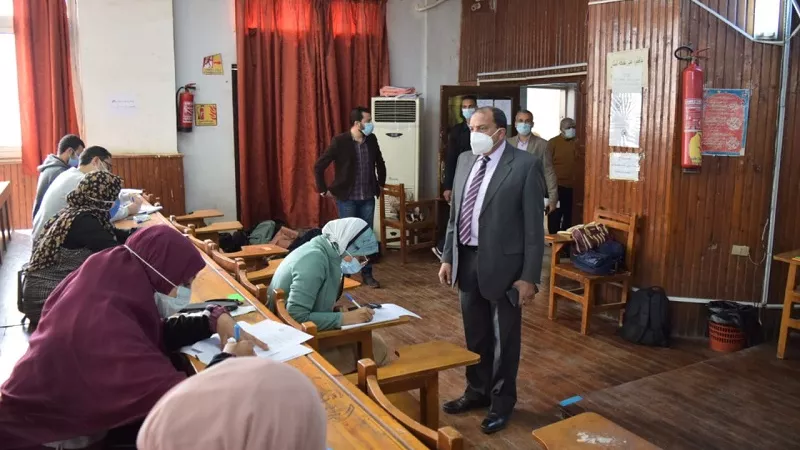 رئيس جامعة بنى سويف يتابع الامتحانات بكليتي الإعلام و العلوم