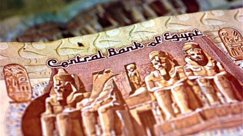 الجنيه الورق أزمة يومية.. صعوبات تواجه الناس في استخدامه