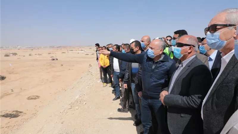 وزير النقل ورئيس المنطقة الاقتصادية في جولة تفقدية بميناء السخنة لمتابعة تحويله لأكبر ميناء محورى على البحر الاحمر