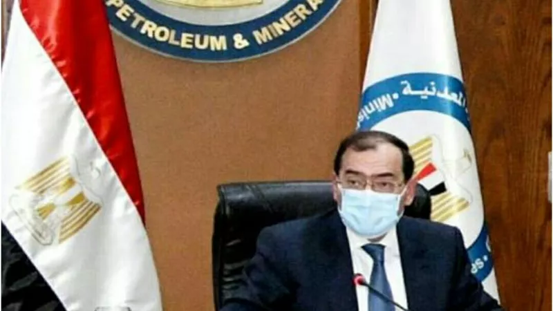 وزير البترول يتابع خطة توصيل الغاز الطبيعي لـ ٢ر١ مليون وحدة سكنية