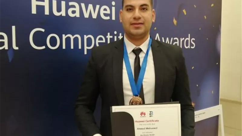 طالب بهندسة الجامعة المصرية الروسية يحصل على البرونزية فى مسابقة هواوى العالمية.. بالصور