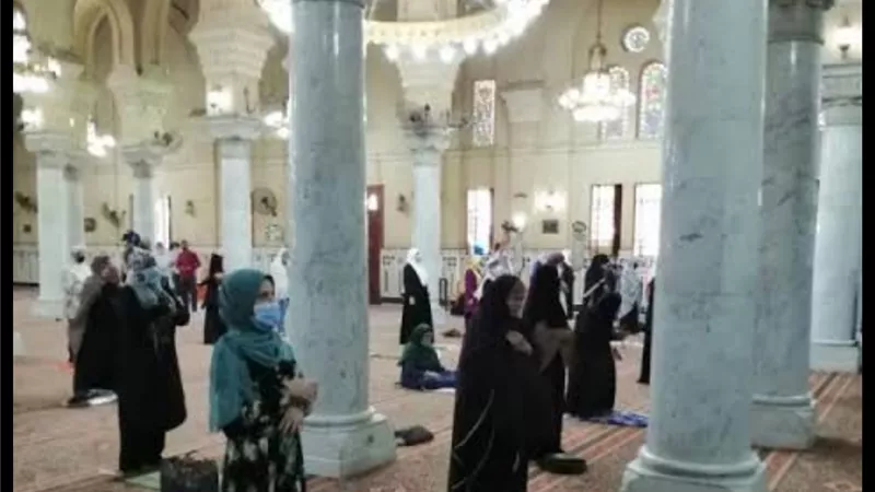 هل صلاة السيدات في أماكن مفتوحة جائزة؟ .. دار الإفتاء تجيب