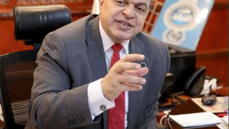 سعفان ومحافظ الإسماعيلية يسلمان 18 شهادة إتمام الدورات التدريبية مجانا