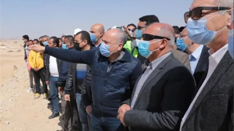 وزير النقل يتفقد أعمال إنشاء أرصفة ومحطات وأحواض جديدة وأعمال التطوير الشامل لميناء السخنة بتكلفة 20 مليار جنيه