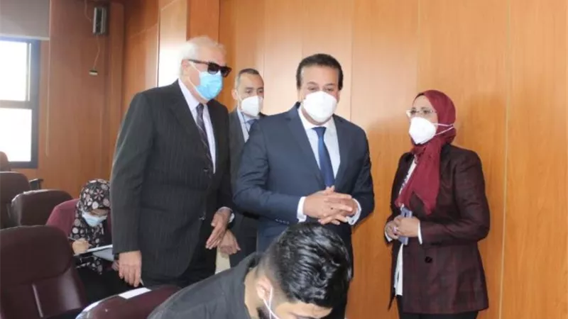 وزير التعليم العالي يتفقد عددًا من لجان الامتحانات بالجامعات الخاصة