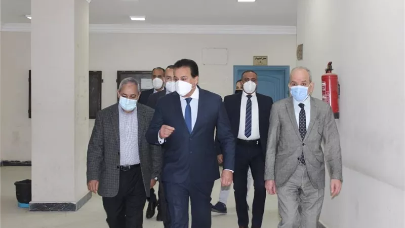 وزير التعليم العالي يتفقد عددًا من لجان الامتحانات بالجامعات الخاصة والمعاهد .. صور