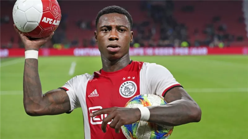 لاعب هولندي يخسر فيلا بسبب طعن قريب له
