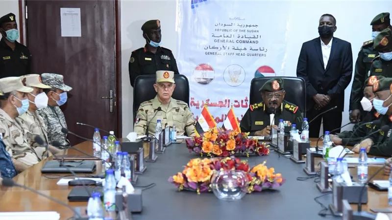 رئيس أركان القوات المسلحة يعود إلى أرض الوطن بعد إنتهاء زيارته الرسمية للسودان