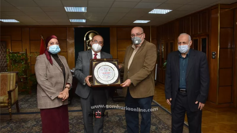 رئيس جامعة أسيوط يؤكد علي تسخير كافة إمكانيات الجامعة الطبية لخدمة أكثر من 65 ألف مريض أورام سنوياً