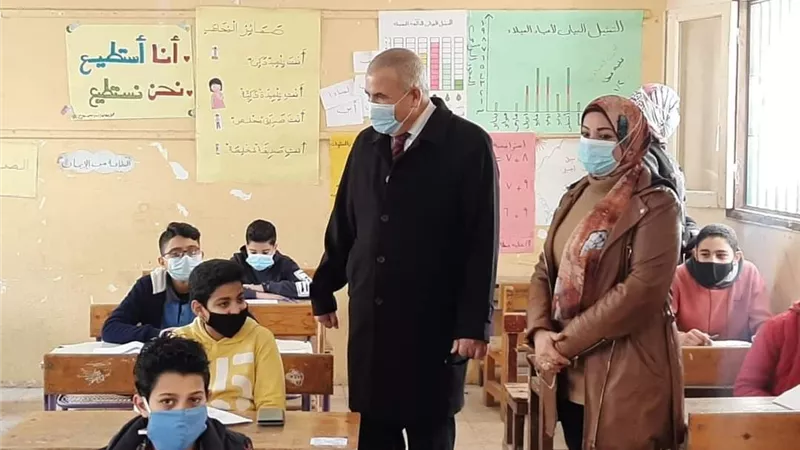 وكيل تعليم دمياط يتابع امتحانات النقل بمدارس فارسكور الإعدادية والثانوية