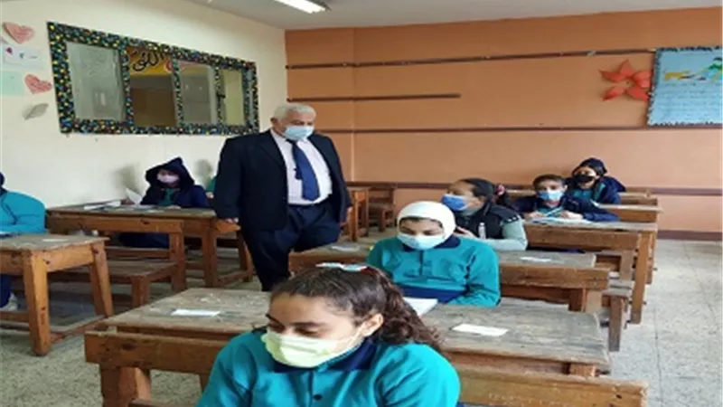 مدير تعليم الإسكندرية يتابع امتحانات الصف الأول الاعدادى