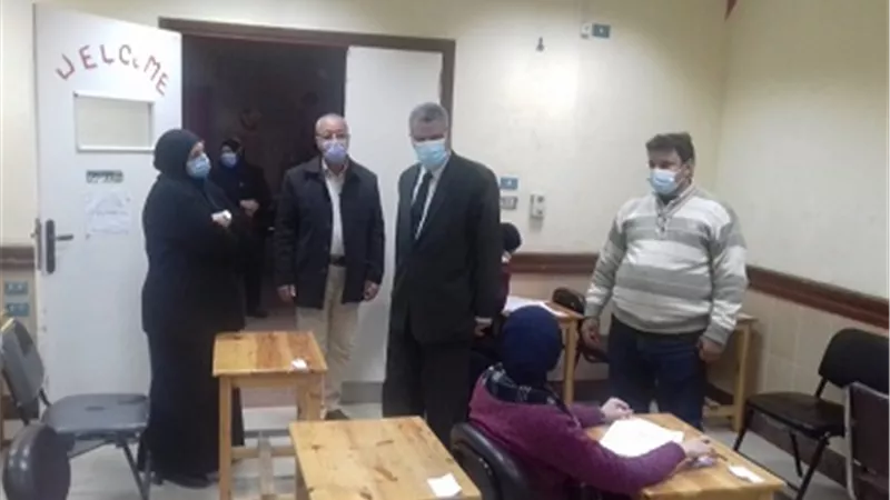 مدير عام فرع بنى سويف للتأمين الصحى يتفقد امتحانات المعهد الفنى للتمريض