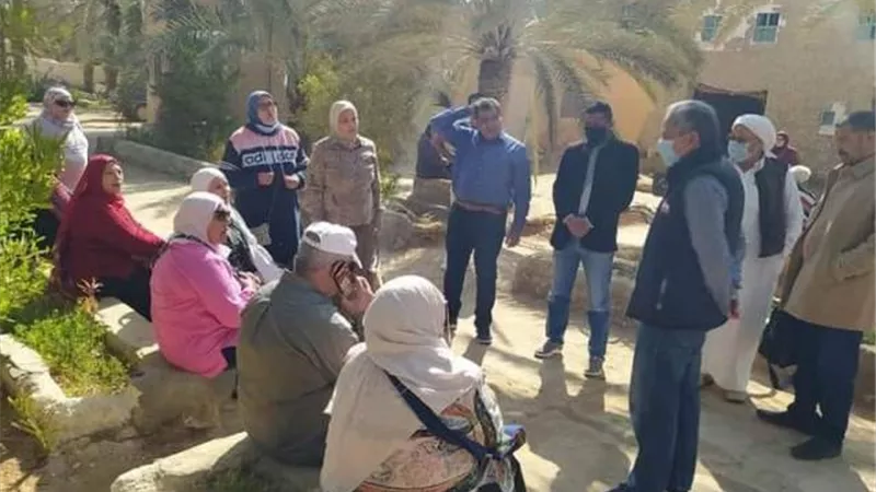 رئيس مدينة سيوة يتفقد جبل الموتى ومركز توثيق التراث ويلتقى زوار الواحة.. صور