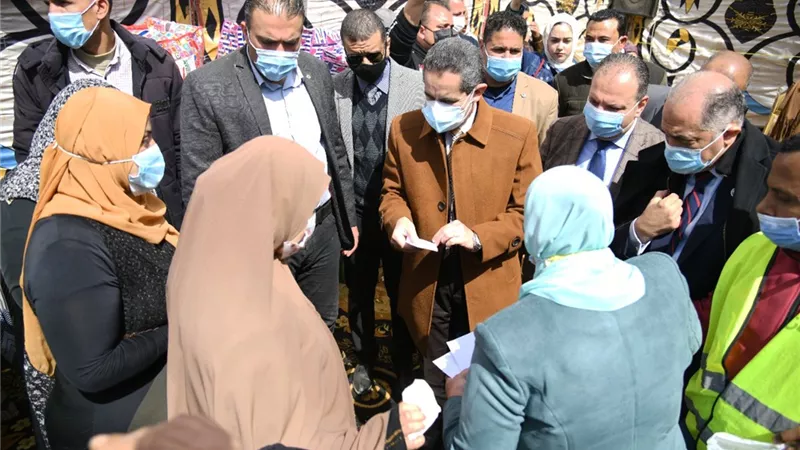 محافظ ونواب الغربية يشهدون فعاليات القافلة الاجتماعية بإخناواي-صور