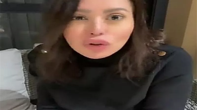 شاهد.. لقاء الخميسى تقلد محمد صبحي
